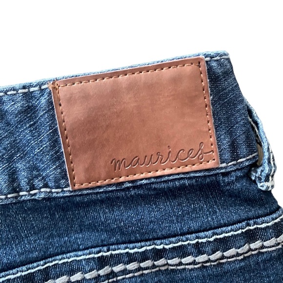 Maurice’s Straight Leg Distressed Wash Jeans with Embroidered Pockets 7/8 Short - Picture 10 of 15